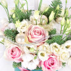 Новогодняя романтика - коробка с розовыми розами и эустомой 2