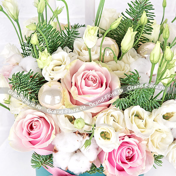 Новогодняя романтика - коробка с розовыми розами и эустомой
